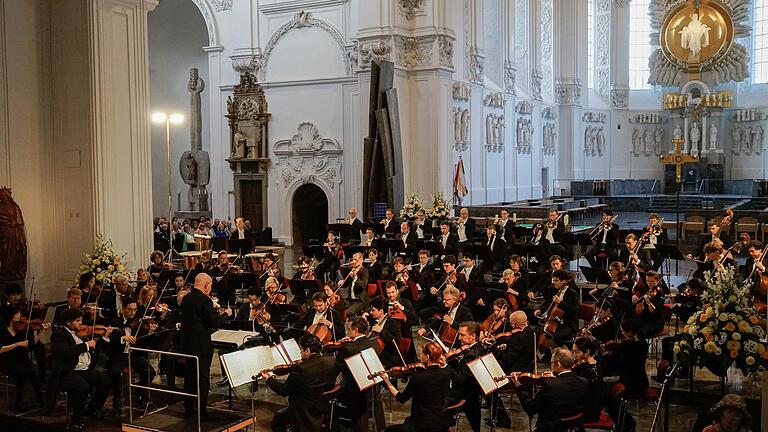 Fast auf der Autobahn stecken geblieben, dann doch noch rechtzeitig zum Konzert da: Die Bamberger Symphoniker unter der Leitung von Christoph Eschenbach am Samstag beim Würzburger Mozartfest mit 'Bruckner im Dom'.