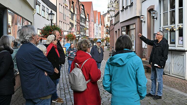 Mit einer Mischung aus Dichtung und Wahrheit unterhielt Marco Weber  (rechts) am Samstag in Gemünden rund 20 Gäste bei seiner humoristischen Stadtführung.