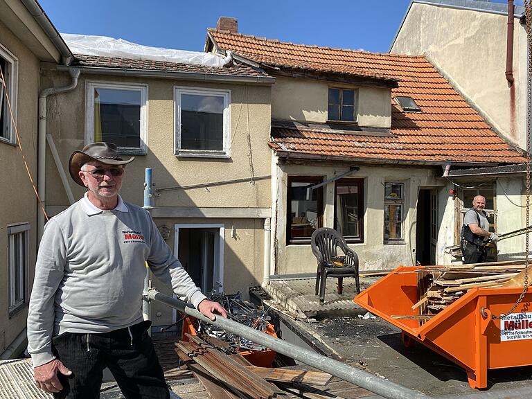 Seit 1. April laufen die Arbeiten in der Kesslergasse. Ausräumen, entkernen, dann erst folgen Abriss und Sanierung, erklärt Generalunternehmer Klaus Müller (links). Rechts ist die Hausnummer 5 zu sehen. Sie wird teilweise saniert; der untere Anbau abgerissen. Die Nummer 7 (links im Bild) wird komplett abgetragen und neu gebaut. Seit 1. April laufen die Arbeiten in der Kesslergasse. Ausräumen, entkernen, dann erst folgen Abriss und Sanierung, erklärt Generalunternehmer Klaus Müller (links). Rechts ist die Hausnummer 5 zu sehen. Sie wird teilweise saniert; der untere Anbau abgerissen. Die Nummer 7 (links im Bild) wird komplett abgetragen und neu gebaut.