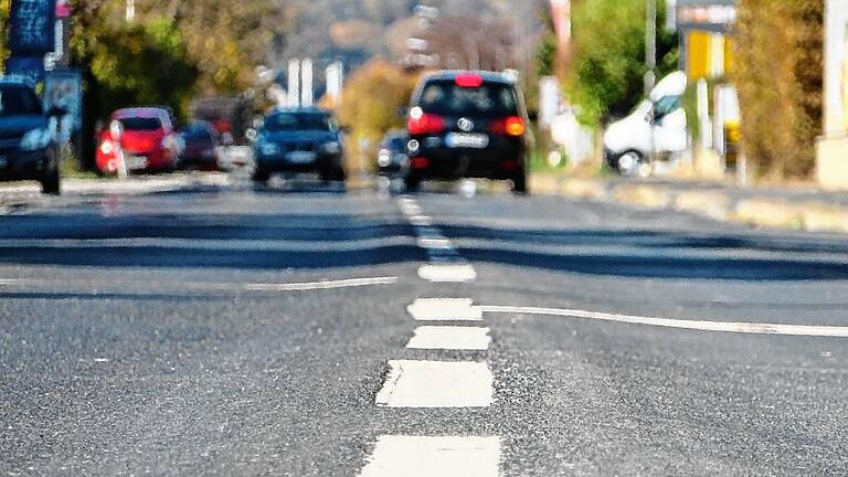 Die Würzburger Straße wird im nächsten Jahr ausgebaut. Rechts und links der Straße sollen durchgehende Gehwege entstehen. Parkstreifen gibt es dann keine mehr.