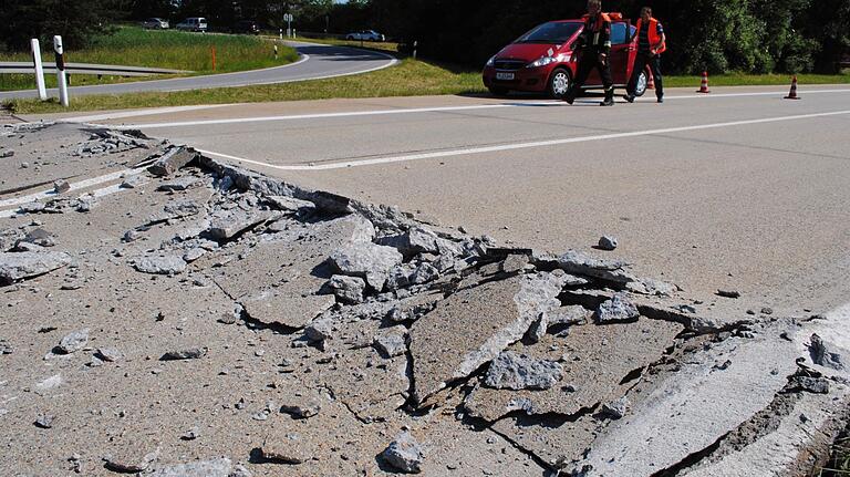 Hitze im Sommer 2013: Durch den Aufbruch der Fahrbahn auf der Autobahn A93 an der Anschlussstelle Abensberg kam ein Motorradfahrer ums Leben.&nbsp;