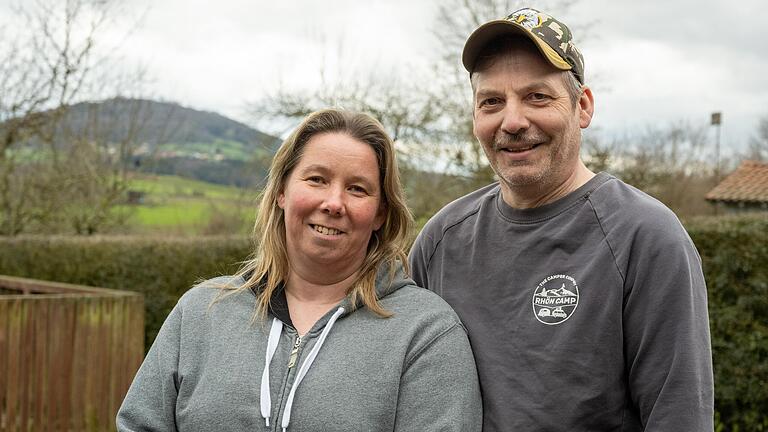 Sandra und Frank Neupold in ihrem Garten in Breitenbach.