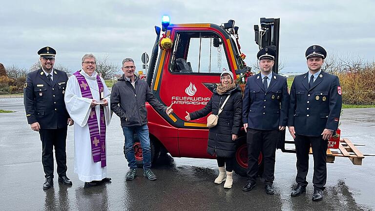 Bei der Segnung des Gabelstaplers stellten sich zum Foto (von links): 2. Vorsitzender Alexander Bönig, Pfarrer Thomas Amrehn, Phlipp und Jutta Heusinger vom gleichnamigen Malerbetrieb, stellvertretender Kommandant Tobias Forstmeier, Vorsitzender Julian Kiesel.