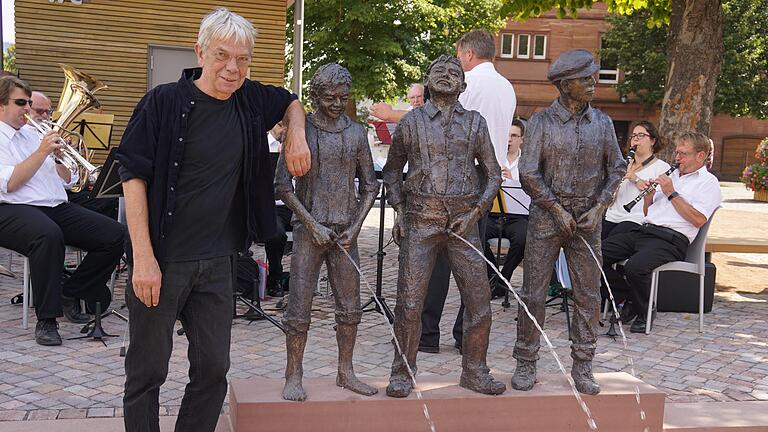 Pipi marsch? Aber doch nicht in der Öffentlichkeit! - Der „Staffelbrunser“-Brunnen in Miltenberg mit dem Erschaffer der Figuren, Helmut Kunkel aus Aschaffenburg. Pipi marsch? Aber doch nicht in der Öffentlichkeit! - Der „Staffelbrunser“-Brunnen in Miltenberg mit dem Erschaffer der Figuren, Helmut Kunkel aus Aschaffenburg.