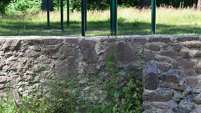 14 zusätzliche Erklärungstafeln wurden an der Ausgrabungsstätte des ehemaligen Klosters Einsiedel aufgestellt. 14 zusätzliche Erklärungstafeln wurden an der Ausgrabungsstätte des ehemaligen Klosters Einsiedel aufgestellt.