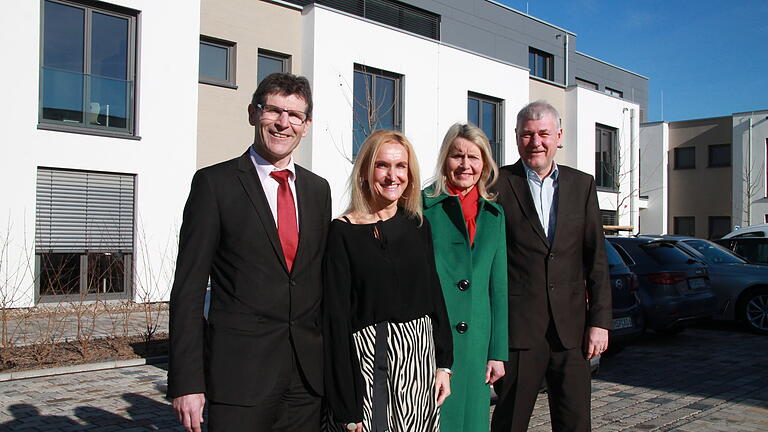 Landrat Thomas Schiebel (von links), Architektin Lisa Kraft, Susan Schubert vom Brauerverein und Jürgen Keller von der Diakonie Würzburg vor dem neuen Internat. Landrat Thomas Schiebel (von links), Architektin Lisa Kraft, Susan Schubert vom Brauerverein und Jürgen Keller von der Diakonie Würzburg vor dem neuen Internat.