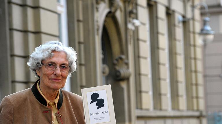 Nur für Dich! heißt das Buch, in dem Hilla Schütze die Geschichten und Bilder vorstellt, die ihre Großmutter vor fast 80 Jahren schuf, um den Vater von Hilla Schütze und ihren Bruder Manfred im Krieg am Heranwachsen seiner Zwillinge Anteil haben zu lassen. Nur für Dich! heißt das Buch, in dem Hilla Schütze die Geschichten und Bilder vorstellt, die ihre Großmutter vor fast 80 Jahren schuf, um den Vater von Hilla Schütze und ihren Bruder Manfred im Krieg am Heranwachsen seiner Zwillinge Anteil haben zu lassen.