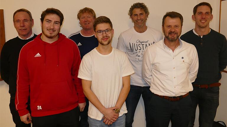 Als letzte Amtshandlung des bisherigen Vorstandes wurden (von links) Walter Burkard, Fabrice Then, Stefan Schindler, Joshua Jakoby, Helge Reiter, Otto Fuchs und Johannes Knott geehrt. Als letzte Amtshandlung des bisherigen Vorstandes wurden (von links) Walter Burkard, Fabrice Then, Stefan Schindler, Joshua Jakoby, Helge Reiter, Otto Fuchs und Johannes Knott geehrt.