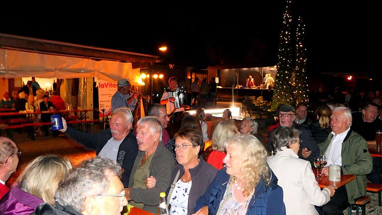 Auf dem romantischen Festplatz in Krum wurde beim Altach-Weinfest fröhlich geschunkelt und gefeiert.