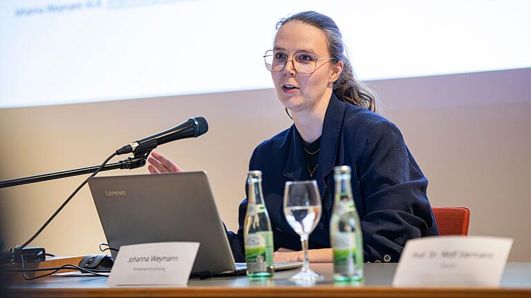 Johanna Weymann hat seit Mai 2023 einen Teil des Grafik-Bestands des Museums untersucht und ist in einigen Fällen fündig geworden. Johanna Weymann hat seit Mai 2023 einen Teil des Grafik-Bestands des Museums untersucht und ist in einigen Fällen fündig geworden.