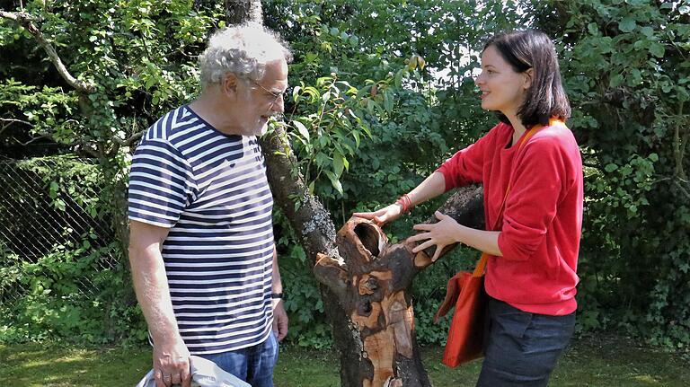 Groß war die Freude bei Antje Friederich, als sie unter den Gästen Professor Dieter Kirsch ausmachte, der von 1995 bis 2003 die Musikhochschule Würzburg leitete und als Hobby das Schnitzen von Instrumenten aus Holz liebte. Vor 40 Jahren hatte sie, damals als Zehnjährige, unter seinen Fittichen ein Salat-Besteck geschnitzt.