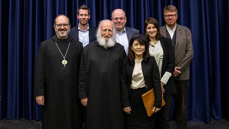 Gruppenbild zum runden Geburtstag (von links): Abt Michael Reepen OSB, Bodo Janssen, Pater Anselm Grün OSB, Walter Kohl, Hsin-Ju Wu, Katrin Miletich und Winfrid Nonhoff.