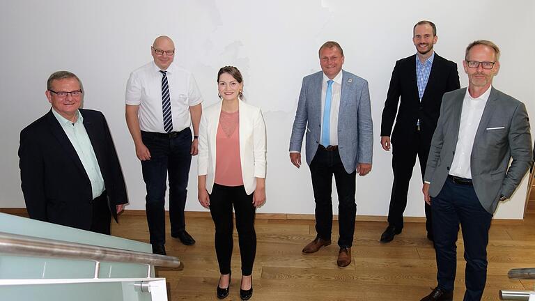 Tauschten sich über die digitale Transformation der Verwaltung aus (vonm links): Landtagsabgeordneter Manfred Ländner, EDV-Chef Martin Kuhn vom Landratsamt, Digitalministerin Judith Gerlach, Landrat Thomas Eberth, Start-Up-Gründer Julius Klingenmaier und Kreisentwicklungschef Michael Dröse.