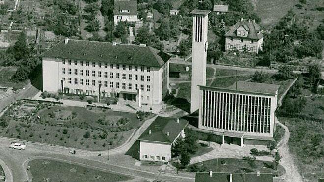 Die staatliche Realschule (früher Mittelschule) in Gemünden in den 50er Jahren. Die staatliche Realschule (früher Mittelschule) in Gemünden in den 50er Jahren. 