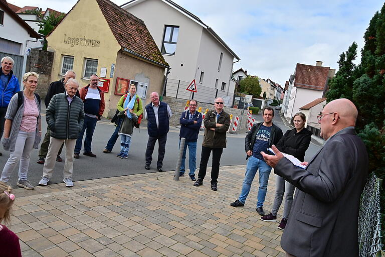 Intensiv lauschte die Gruppe den Ausführungen von Bernd Weber (rechts) an den sieben Stationen der Kister Spurensuche.