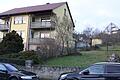 Ein zusätzliches Mehrfamilienhaus mit drei Wohnungen wollen private Bauherren auf dem schon bebauten Grundstück Hauenweg in Retzbach in zweiter Reihe errichten. Dem Zellinger Bauamt und dem Bauausschuss wäre das Gebäude zu groß und zu hoch, das Landratsamt sieht dagegen keine Probleme.