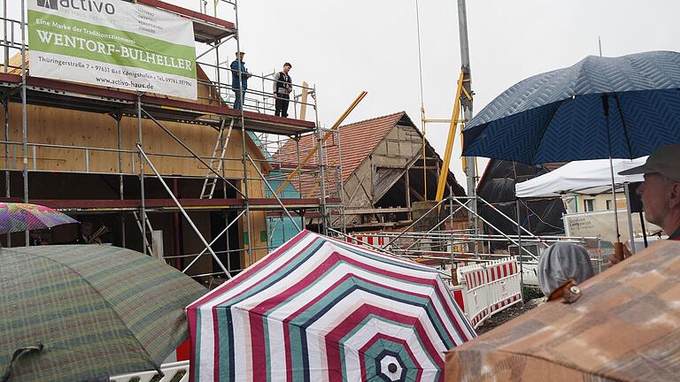 Festtagslaune trotz Landregen: An der Neuen Mitte Niederwerrn wurde Richtfest gefeiert. Festtagslaune trotz Landregen: An der Neuen Mitte Niederwerrn wurde Richtfest gefeiert.