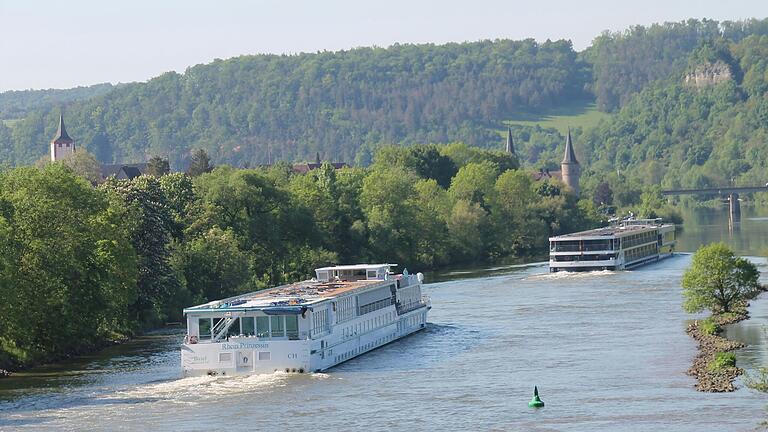 Flusskreuzfahrtschiffe bei Karlstadt.