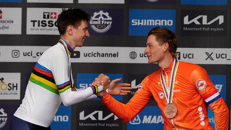 Radsport-WM in Zürich       -  Titelverteidiger Mathieu van der Poel (r) gratuliert dem neuen Weltmeister Tadej Pogacar.