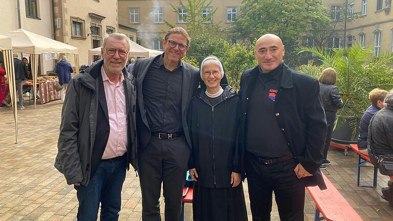 Gastgeberin Sr. Katharina Merz, OSU freut sich mit dem 2. Bürgermeister der Stadt Würzburg, Martin Heilig, über die fröhliche Begegnung mit Vertretern der Armenischen Gemeinde Würzburg e.V. im Garten der St.-Ursula-Schule.