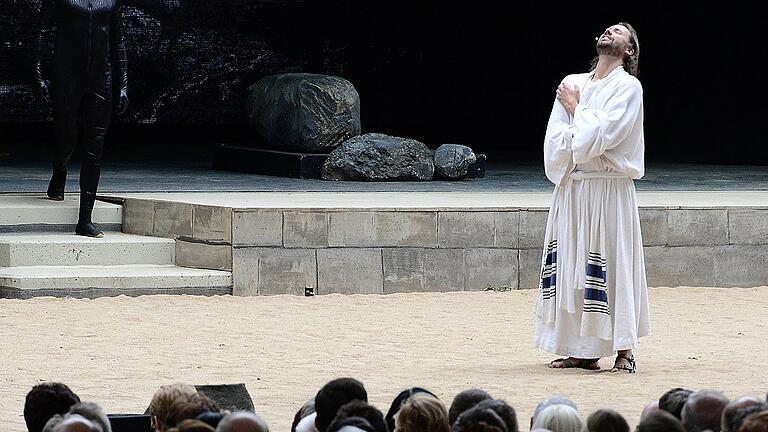 Satan (Marius Mergenthal) hat seine Finger im Spiel beim Leiden von Jesus (Tobias Selzam).