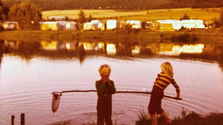 Kaum zu erkennen: Der Sulzfelder Badesee in den 70er Jahren. Vom üppigen Uferbewuchs ist noch nichts zu sehen. Dort, wo der Zelte standen, ist heute die Liegewiese mit Spielplatz und Restaurant. Am Wochenende wird das 50-jährige Bestehen des Sees mit dem Rhöner Wandertag gefeiert.