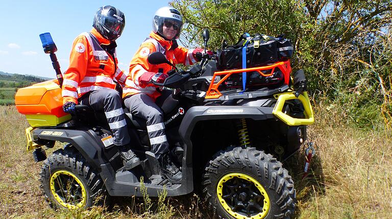 Sabrina Wiener (vorne) bewegt das ATV sicher im schwierigen Gelände. Auf dem Sozius sitzt Alexander Kortus. Sabrina Wiener (vorne) bewegt das ATV sicher im schwierigen Gelände. Auf dem Sozius sitzt Alexander Kortus.