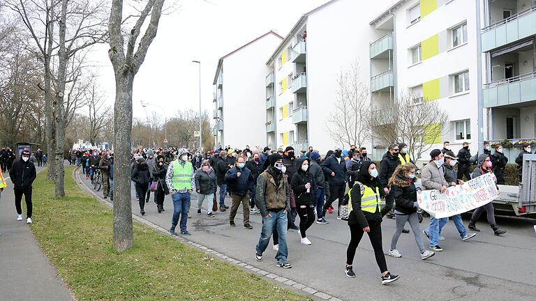 Beim Demonstrationszug des Bündnisses 'Schweinfurt auf die Straßen' Ende März hatte es laut Ordnungsamt und Polizei eine Reihe von Verstößen gegen die Corona-Regeln gegeben. Dies sei einer der Gründe, um für den 1. Mai&nbsp; nur eine Kundgebung auf dem Volksfestplatz zu genehmigen.