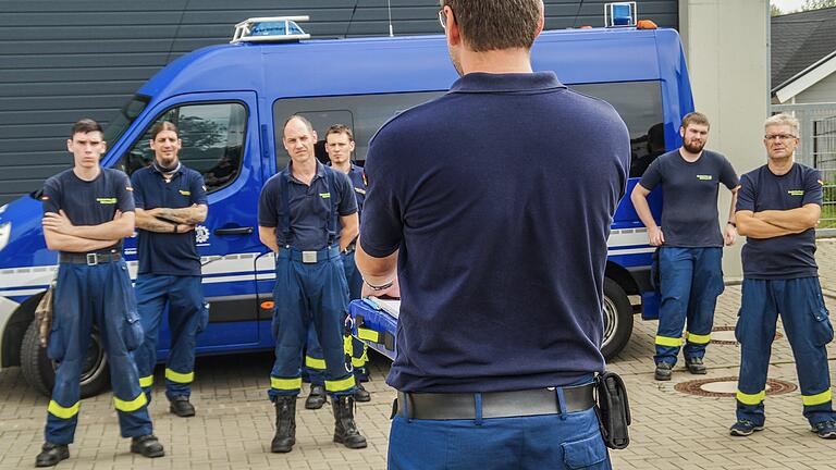 Die THW-Kräfte aus Marktheidenfeld bei der Einsatzbesprechung.