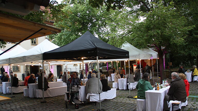 Am Montagabend, 23. August 2021, fand im Spitalgarten der Empfang der Stadt anlässlich des 40-jährigen Bestehens der Stadtbibliothek Gerolzhofen statt. Das Bild zeigt