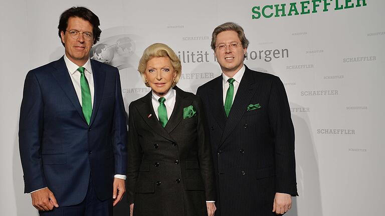 Maria-Elisabeth Schaeffler mit ihrem Sohn Georg (rechts) und Klaus Rosenfeld, dem Vorstandsvorsitzenden von Schaeffler. Maria-Elisabeth Schaeffler mit ihrem Sohn Georg (rechts) und Klaus Rosenfeld, dem Vorstandsvorsitzenden von Schaeffler.