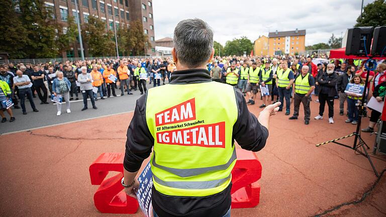 Wollen für ihren Standort kämpfen: Mehrere Tausend Mitarbeitende machten bei ZF in Schweinfurt auf ihre Sorgen und Ängste vor der Zukunft aufmerksam. Seit Wochen warnt die IG Metall vor den Entwicklungen in der unterfränkischen Industrie.