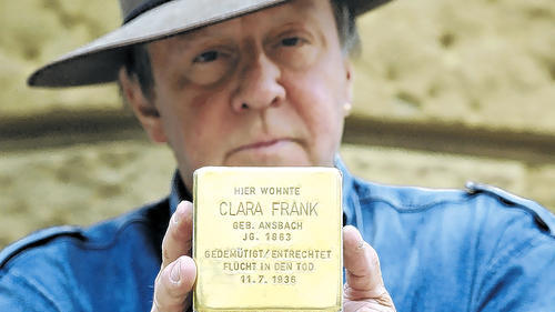 Der Kölner Künstler Gunter Demnig verlegte am Freitag die ersten sieben seiner Bad Kissinger Stolpersteine zur Erinnerung an Opfer des Nationalsozialismus in der Stadt.