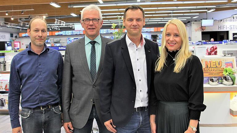 Doppelt hält besser – den Zusammenschluss der beiden Elektronikmärkte feiern die beiden Geschäftsführer Jens Ziegler (links) und Michael Schlegelmilch (Zweiter von rechts). Auch Bürgermeister Günther Werner und Stefanie Schilling, Ehefrau von Michael Schlegelmilch, waren bei der Eröffnung mit dabei. Doppelt hält besser – den Zusammenschluss der beiden Elektronikmärkte feiern die beiden Geschäftsführer Jens Ziegler (links) und Michael Schlegelmilch (Zweiter von rechts). Auch Bürgermeister Günther Werner und Stefanie Schilling, Ehefrau von Michael Schlegelmilch, waren bei der Eröffnung mit dabei.