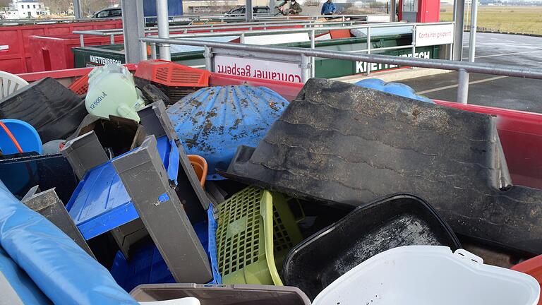 Die Container für die sperrigen Abfälle können von oben befüllt werden.