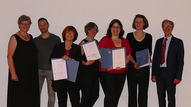 Auf dem Bild von links: Petra Breitenbach (Leiterin des ZEL und Musikleiterin des BDZ, LV Bayern), Heiko Holzknecht (Vizepräsident des LV), Sigrid Wetzel, Elke Breitenbach, Andrea Amend, Florentine Biere und Thomas Hammer (Präsident des LV).