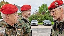 Übergabe der Zurruhesetzungsurkunde durch Oberst Ralf Broszinski (rechts) an Oberstleutnant Carsten Pabst. Im Hintergrund: Hauptmann Rainer Kürschner       -  Übergabe der Zurruhesetzungsurkunde durch Oberst Ralf Broszinski (rechts) an Oberstleutnant Carsten Pabst. Im Hintergrund: Hauptmann Frank Kürschner