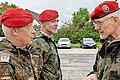 Übergabe der Zurruhesetzungsurkunde durch Oberst Ralf Broszinski (rechts) an Oberstleutnant Carsten Pabst. Im Hintergrund: Hauptmann Rainer Kürschner       -  Übergabe der Zurruhesetzungsurkunde durch Oberst Ralf Broszinski (rechts) an Oberstleutnant Carsten Pabst. Im Hintergrund: Hauptmann Frank Kürschner