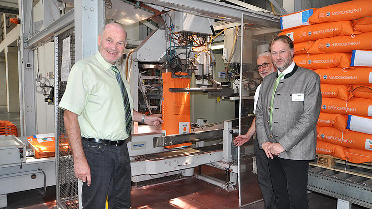 Peter Busch (rechts) zeigt Landrat Eberhard Nuß und Amtschef Andreas Maier (zweiter von rechts) eine Absackstation für Saatgut. Foto: Wilma Wolf Peter Busch (rechts) zeigt Landrat Eberhard Nuß und Amtschef Andreas Maier (zweiter von rechts) eine Absackstation für Saatgut. Foto: Wilma Wolf