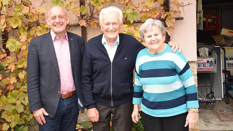 Bürgermeister Paul Kruck (links) gratulierte Hugo und Rosa Gold aus Karlburg zu 65 Jahren Ehe und überbrachte zum eisernen Ehejubiläum die Glückwünsche der Stadt Karlstadt.