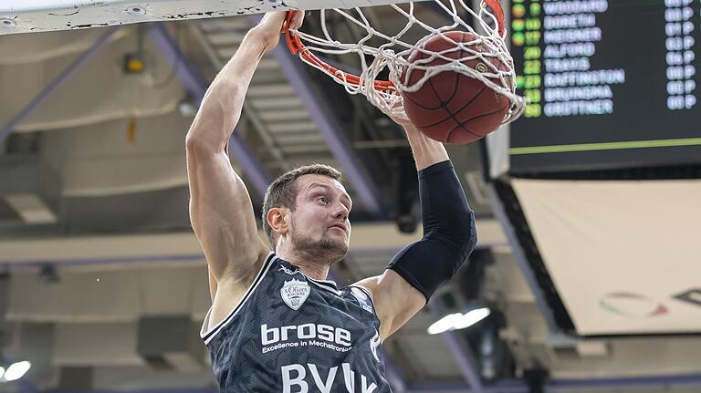 Johannes Richter steht im Schnitt gut 15 Minuten pro Partie auf dem Feld, erzielt durchschnittlich 5,4 Punkte und schnappt sich gut drei Rebounds.