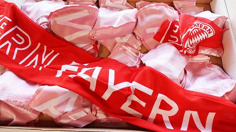 Aus alt mach neu: Aus Fanschals des FC Bayern stellt die Näherei Michel in Königsberg Gesichtsmasken her. Aus alt mach neu: Aus Fanschals des FC Bayern stellt die Näherei Michel in Königsberg Gesichtsmasken her.