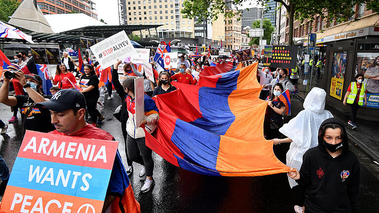 223508602.jpg       -  Armenische Demonstranten Ende 2020. Zuvor war der Konflikt um Bergkarabach eskaliert.