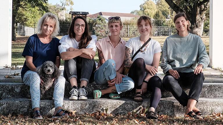 Anja Knieper, Anja Wagenbrenner,&nbsp;Julia Heinrich,&nbsp;Maria Martin und Carolin Stöcker (von links) organisieren das Fair liebt Kunst-Festival.