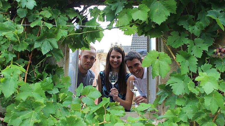 Weinreise vier führte Christina Schneider in die kleinste Weinregion Unterfrankens, nach Alzenau. Dort traf sie Winzer Klaus Gündling mit Frau Andrea, BürgermeisterAlexander Legler, Altbürgermeister Walter Scharwies, Stadtbauamtsleiterin Silvia Pfannmüller. Besucht wurden der terroir-f-Punkt am Apostelgarten, die kleinste Winzergenossenschaft in Hörstein, bei Jungwinzer Nils Hohnheit und bei Winzer Klaus Simon in Wasserlos.