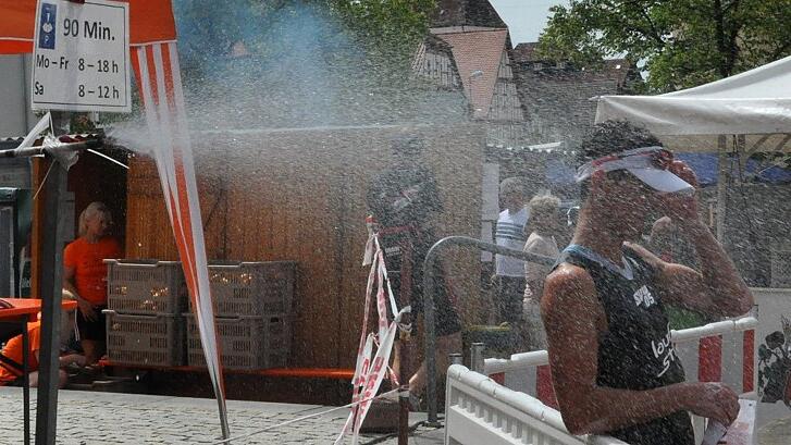 Lebensrettende Maßnahme: Die Berieselungsanlage für die Triathleten bei hochsommerlichen Temperaturen.