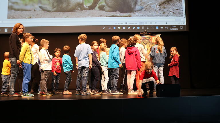 Zum Schluss gab es kein Halten mehr: Zahlreiche Kinder sahen sich das Schulwandbild über Rotkäppchen auf der Bühne der Stadthalle aus der Nähe an. Zum Schluss gab es kein Halten mehr: Zahlreiche Kinder sahen sich das Schulwandbild über Rotkäppchen auf der Bühne der Stadthalle aus der Nähe an.