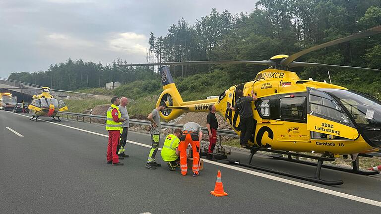 Weil der Rettungshubschrauber Christoph 18 (im Vordergrund) auf der A3 nicht mehr starten konnte, wurde in einer zweiten Maschine ein Techniker eingeflogen.