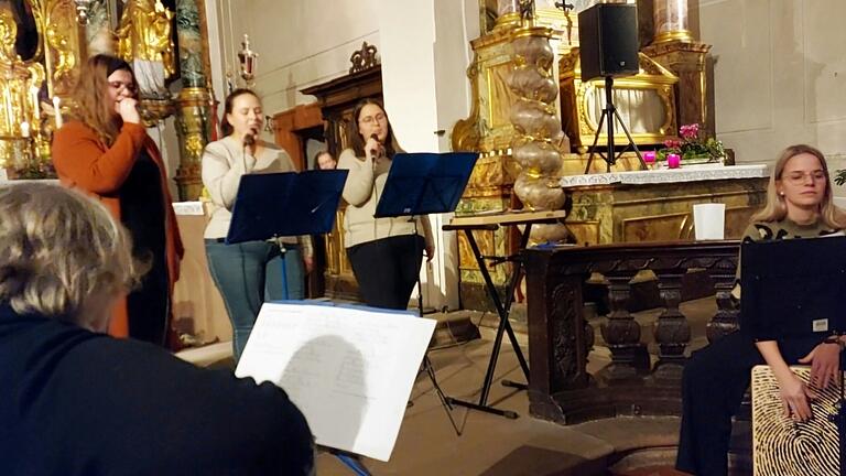 „Die Schnitten“ aus der Singgruppe „Kreuz & Quer“ (von links): Susanne Ditterich (Gitarre), Mona Ditterich, Johanna Rauch, Sofie Brönner, Kristin Ditterich (Cachon). „Die Schnitten“ aus der Singgruppe „Kreuz & Quer“ (von links): Susanne Ditterich (Gitarre), Mona Ditterich, Johanna Rauch, Sofie Brönner, Kristin Ditterich (Cachon).