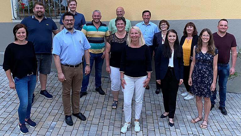 Die CSU Uffenheim hielt Wahlen. Im Bild vorne von links: Michaela Geißendörfer, Jürgen Boier, Ulrike Streng, Kristin Langmann, Diana Alt; hinten zweite&nbsp; Reihe von links: Lukas Schmidt, Manuel Alt, Petra Trabert, Ingrid Kister, Andrea Oesterer, Stefan Kleinschrot; hinten dritte Reihe von links: Bastian Lenhart, Gerhard Lagler, Stephan Popp.